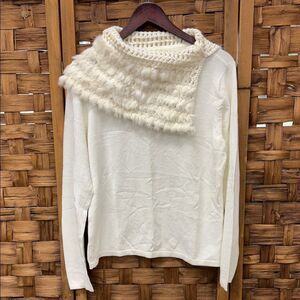 Vintage Graffiti Elegant Cream Sweater with fur Collar